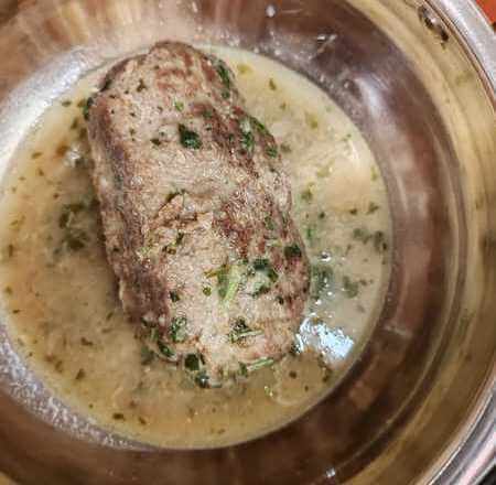 Polpettone cucinato in padella intiepidisce nel sughetto al limone