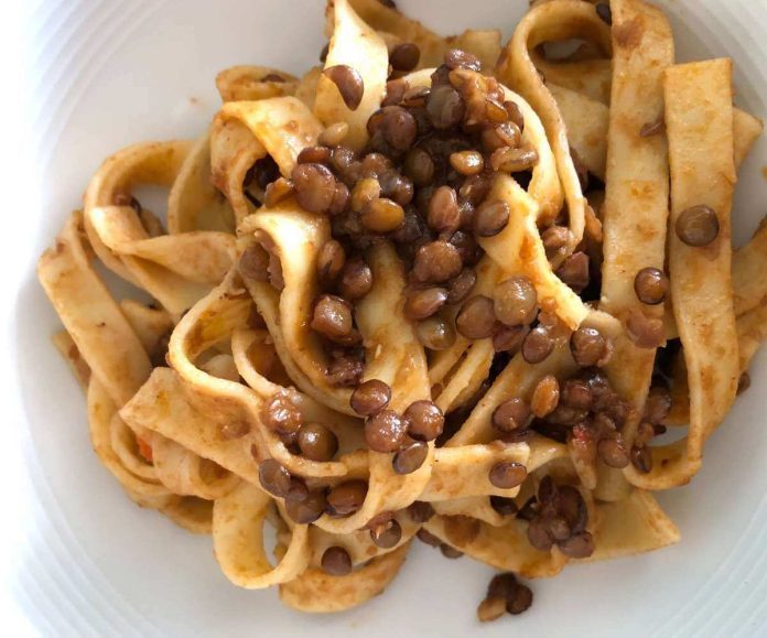 Tagliatelle al ragù di lenticchie veloce su piatto bianco