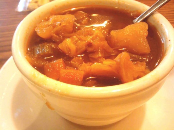 Appetitosa zuppa di cavolo cappuccio e patate detossinante e riscaldante Zuppa di cavolo cappuccio e patate in ciotola di ceramica