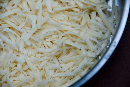 Aspetto del formaggio Asiago tagliato a julienne