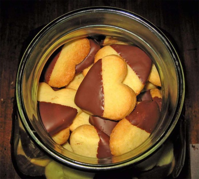 Biscotti a forma di cuore decorati con cioccolato in barattolo di vetro