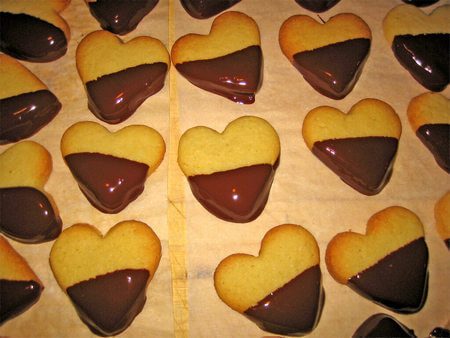 Biscotti a forma di cuore asciugano dopo essere stati intinti nel cioccolato