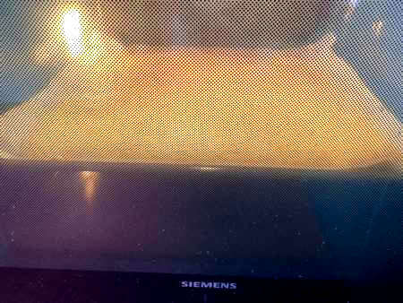 Pasta biscotto cuoce nel forno con la luce accesa