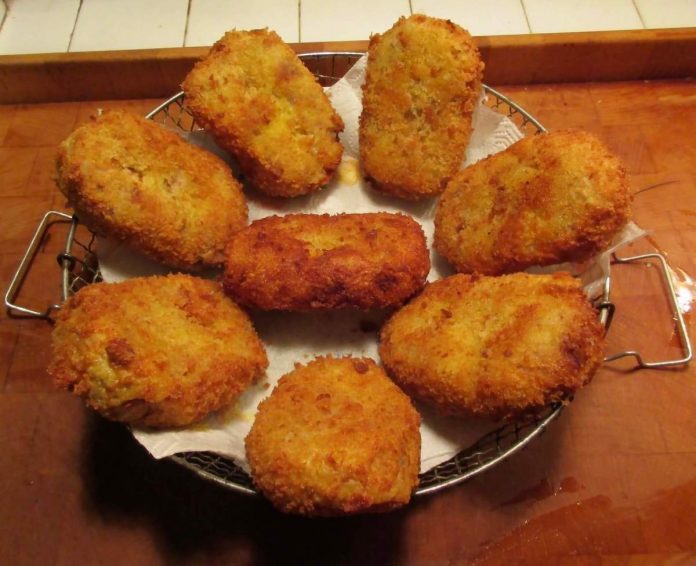 Sfiziose e invitanti crocchette di mortadella e patate fritte alla perfezione Crocchette di mortadella e patate appena fritte