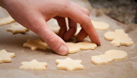 Frollini crudi ricavati con stampini diversi dall'impasto dei biscotti a forma di cuore