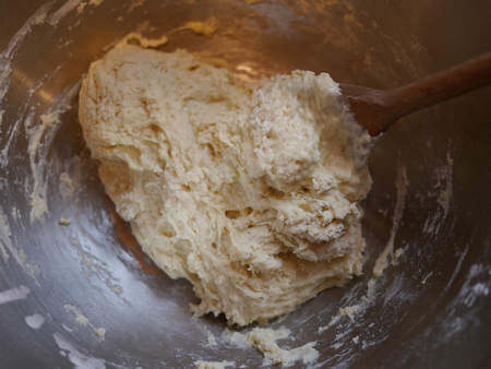 Come lavorare l'impasto in una ciotola col cucchiaio di legno