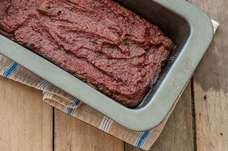 Impasto per brownies crudo nello stampo da plumcake