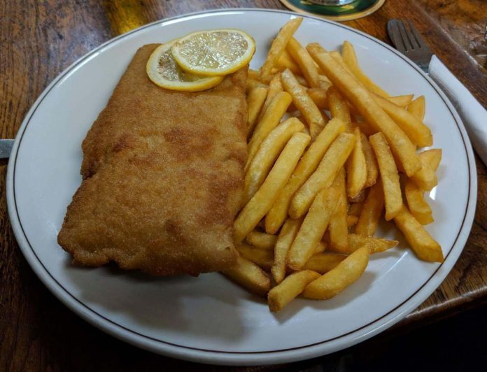 Lubianska triestina con chips di patate nel piatto