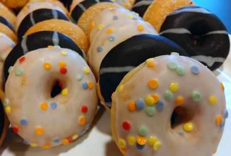 Donuts fatti con parafrittus glassati e decorati con zuccherini