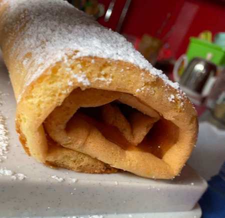 Pasta biscotto piegata a quadrato rimasta integra e morbida