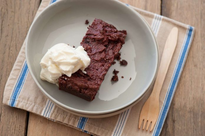 Brownie red velvet servito con frosting al formaggio