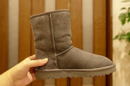 Aspetto del classico stivale Ugg in pelle shearling 