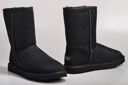 Ugg in pelle nera con fodera di lana nello stesso colore