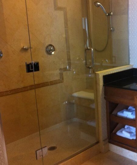 Cabina doccia dotata di vetri temperati 