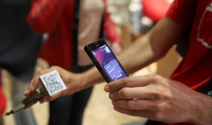 Ragazzo controlla l'URL di un QR code per difendersi dal quishing