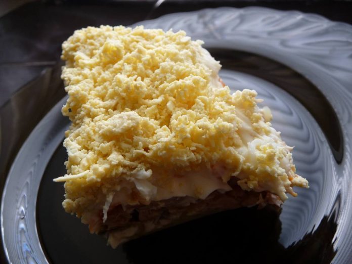 Crostone mimosa con toma filante su piatto scuro