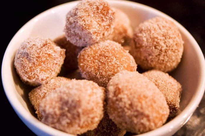 Frittelle di riso di San Giuseppe passate nello zucchero semolato