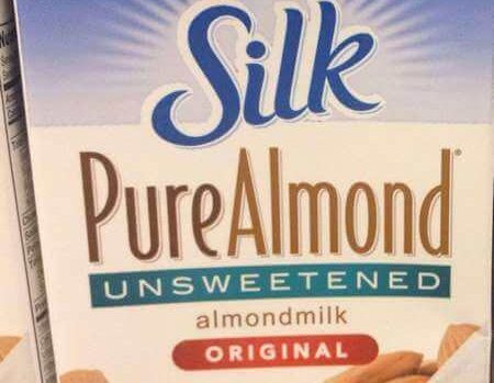 Latte di mandorle non zuccherato nella sua confezione