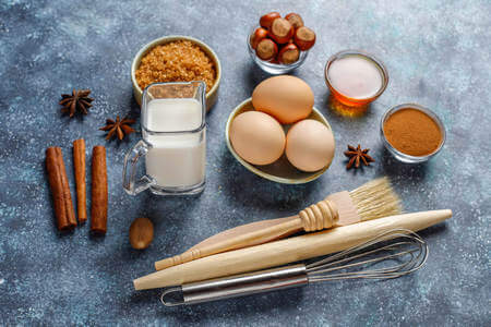Ingredienti ed utensili per pasticceria