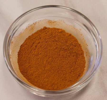 Cannella in polvere dentro a vasetto di vetro