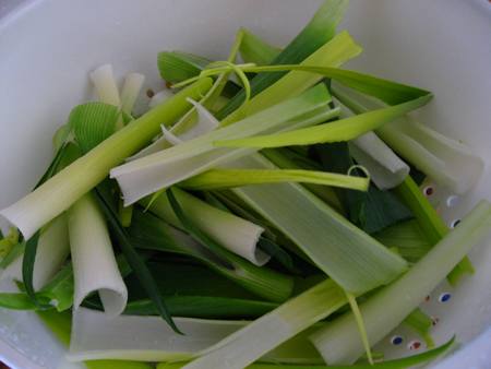 Porri lavati accuratamente foglia per foglia