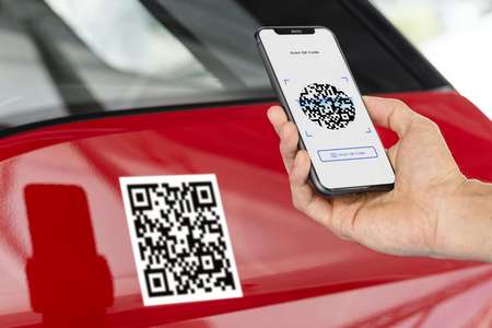 Codice QR adesivo attaccato su retro esterno di un'automobile