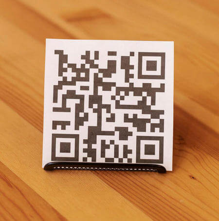 Codice QR su tavolo di legno