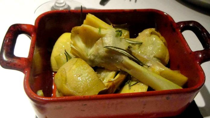 Casseruola contenente carciofi in umido alla toscana