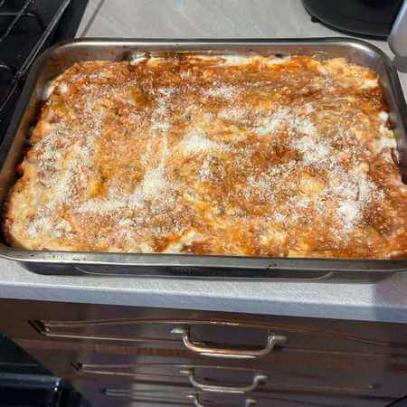 Anelletti con melanzane nella teglia ancora da cuocere