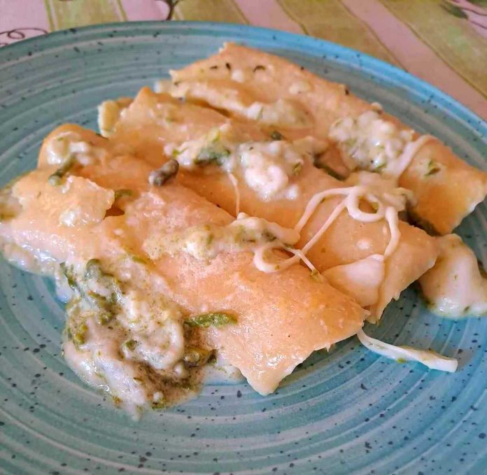 Crespelle con asparagi e mozzarella su piatto di ceramica celeste