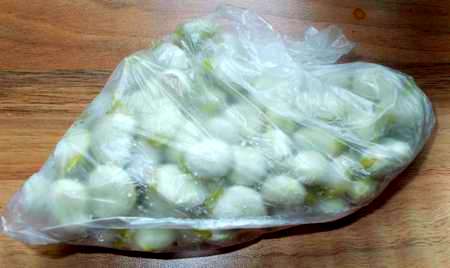 Fave sbianchite e congelate chiuse in sacchetto di plastica da freezer