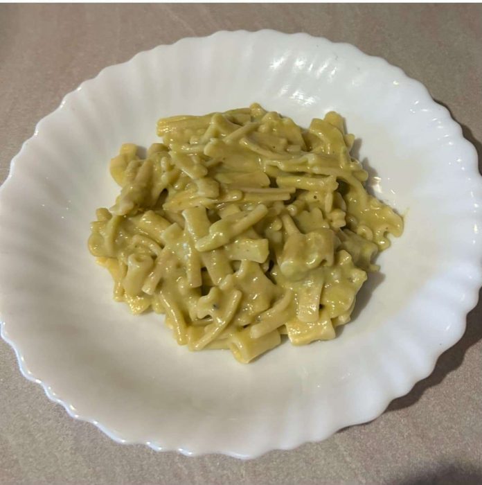 Aspetto invitante della prelibata pasta condita con crema di fave fresche e ricotta alla siciliana Pasta con crema di fave fresche e ricotta nel piatto individuale