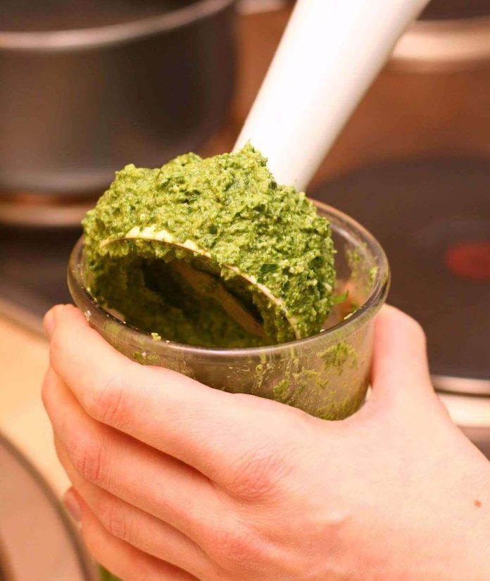 Pesto di carciofi e mandorle fatto col frullatore ad immersione