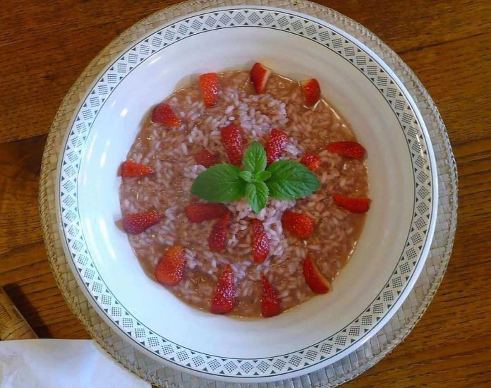 Risotto alle fragole e Prosecco decorato con fragole fresche e foglie di menta