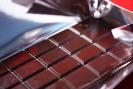 Tavoletta di cioccolato fondente a quadratini