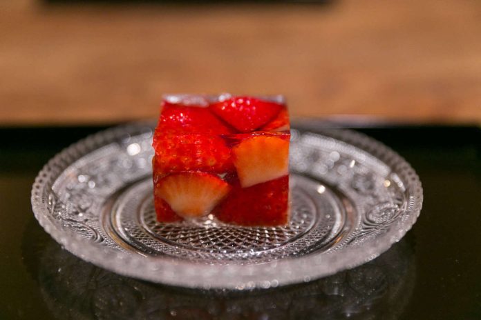 Quadrotto di aspic di fragole al Prosecco su piatto di cristallo