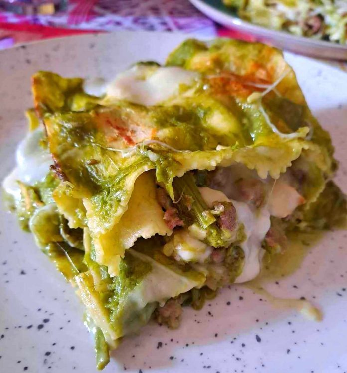 Piatto contenente porzione di lasagne con asparagi, salsiccia e provola cucinate a regola d'arterovola Porzione di lasagne con asparagi, salsiccia e provola nel piatto