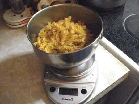 Pasta pesata a crudo nella bilancia