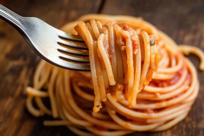 Aspetto di una porzione di pasta condita con pomodoro che non fa ingra