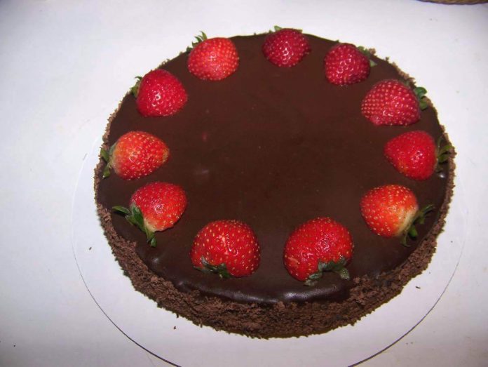 Golosa al cioccolato e fragole della nonna risalta sullo sfondo bianco Torta al cioccolato e fragole della nonna su sfondo bianco