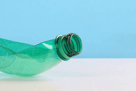 Come sciacciiare correttamente in senso longitudinale una bottiglia di plastica