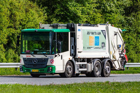 Camion della raccolta differenziata in viaggio sulla strada 