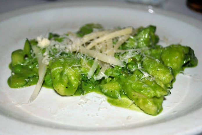 Gnocchi di ricotta con crema di piselli e scaglie di parmigiano