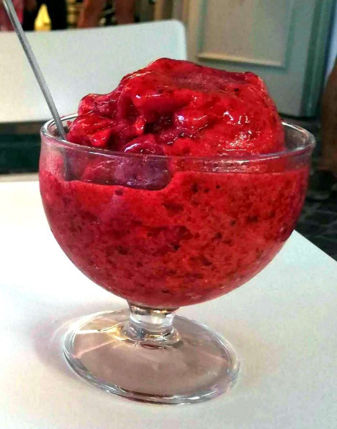 Cremosa e invitante granita di gelsi fatta senza gelatiera con la ricetta siciliana Granita di gelsi siciliana fatta in casa senza gelatiera