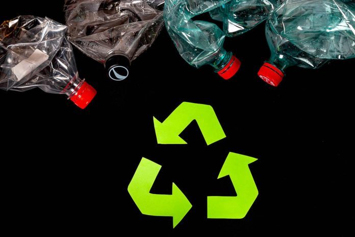 Schiacciare le bottiglie di plastica ne ottimizza il riciclo e è sostenibile