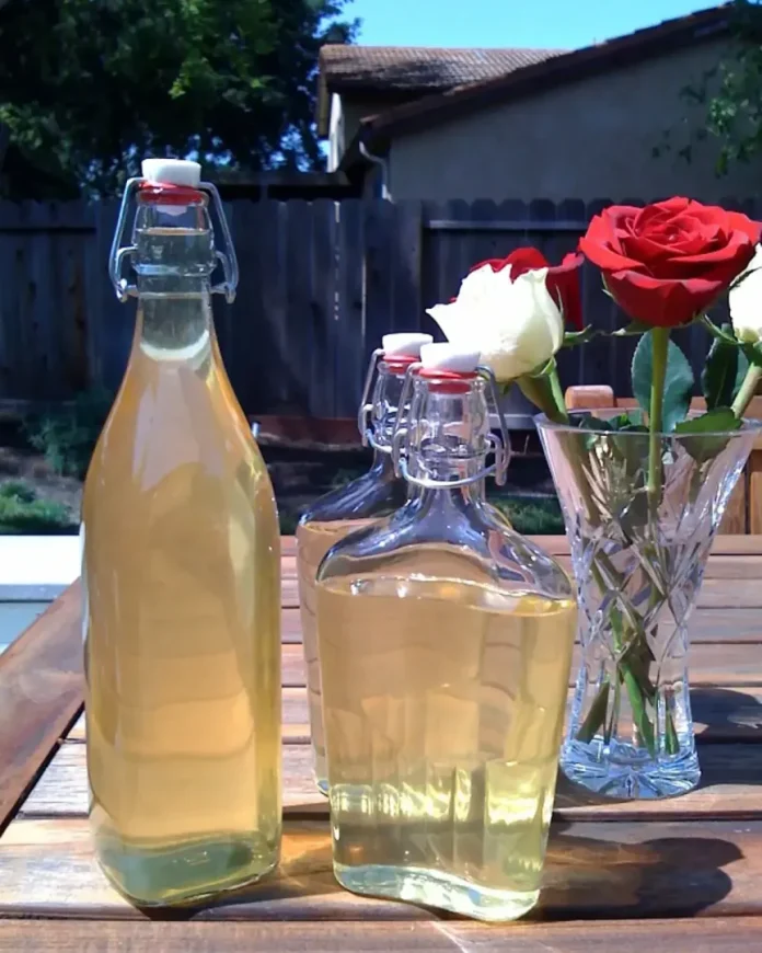 Sciroppo di fiori di tiglio chiuso in bottiglie di vetro