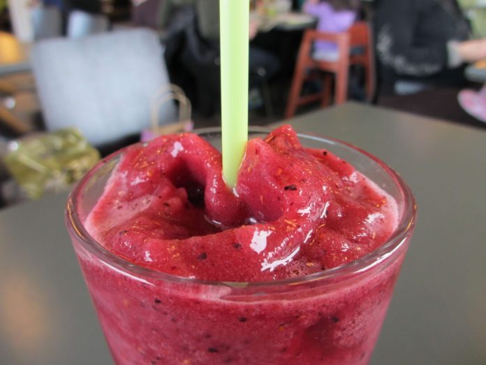 Sorbetto di ciliegie dalla consistenza vellutata preparato senza la gelatiera Sorbetto di ciliegie cremoso fatto senza gelatiera servito in bicchiere di vetro