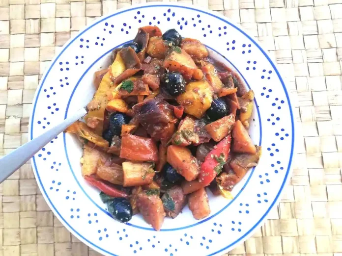 Piatto contenente invitanti patatee peperoni alla poverella Patate e peperoni alla poverella nel piatto