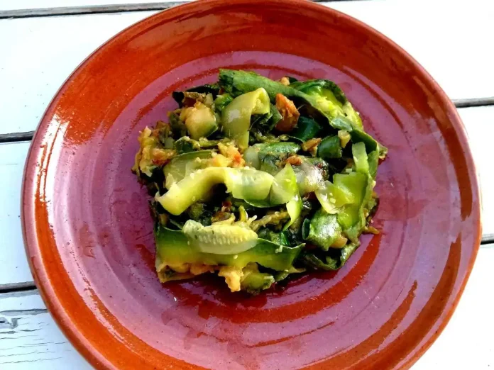 Zucchine saltate alla menta servite su piatto di coccio smaltato