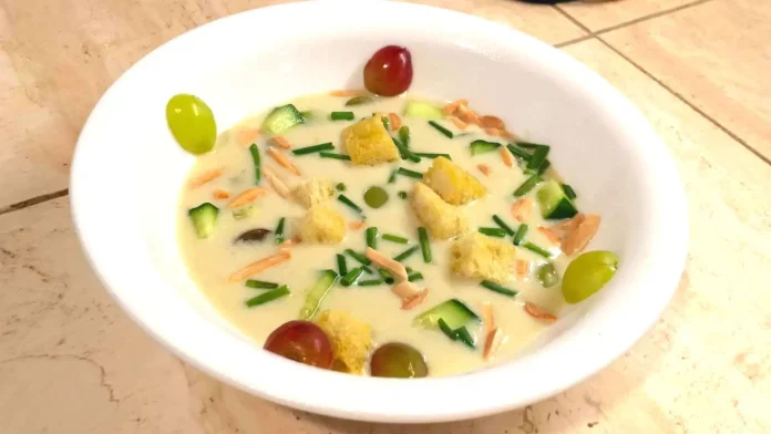 Ajo blanco fatto secondo la ricetta originale andalusa e ben decorato